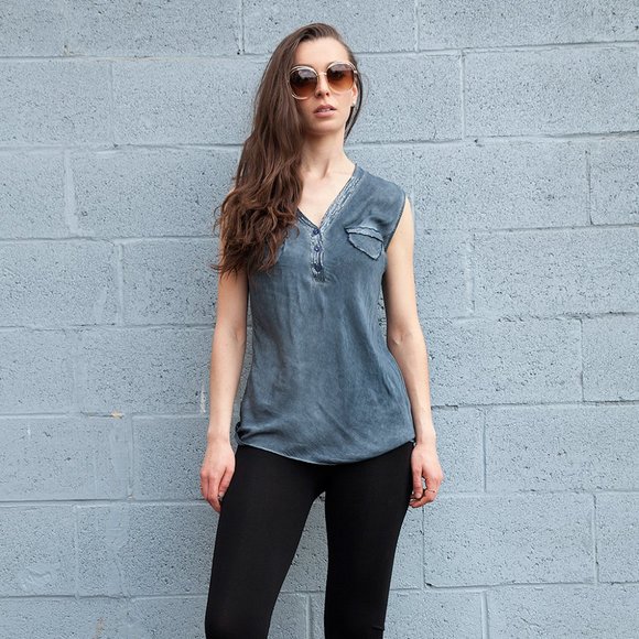 Lana V-Neck Sleeveless Top | Made in Italy - Picture 2 of 4